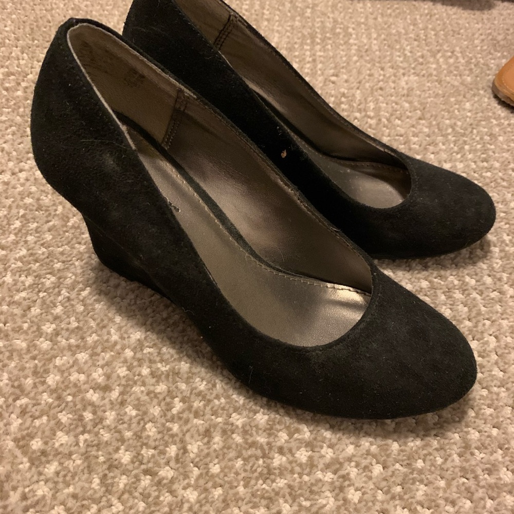 Black wedges